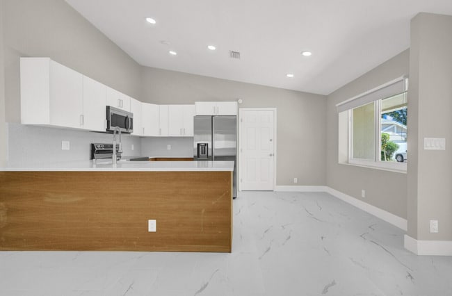 Building Photo - 23392 Country Club Dr E