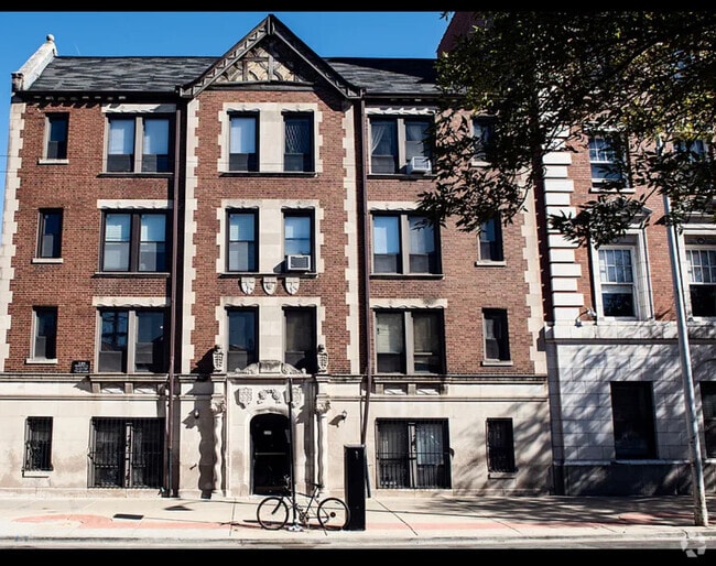Building Photo - 3345 N Marshfield Ave Rental