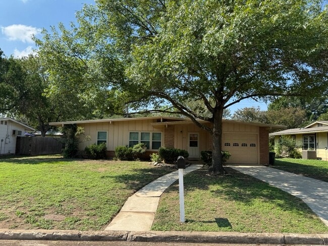 Building Photo - Welcome to this charming 3-bedroom, 1.5-ba... Rental