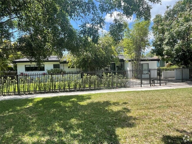 Building Photo - 5760 SW 56th St Rental