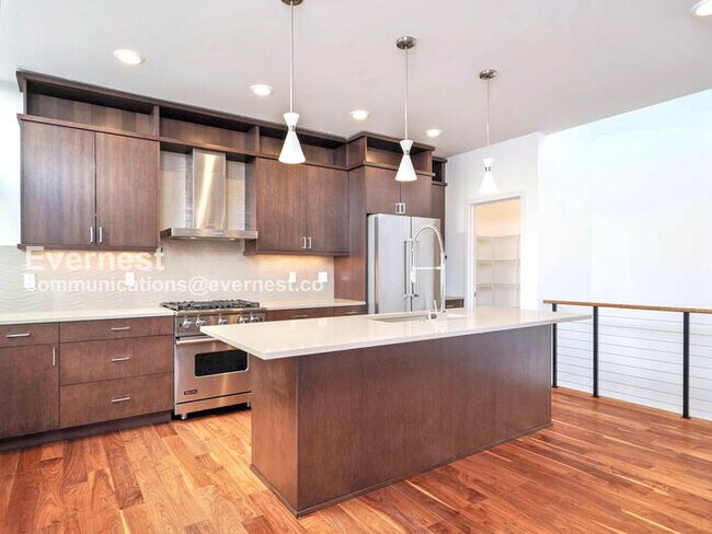 Photo - 2618 Eastlake Ave E