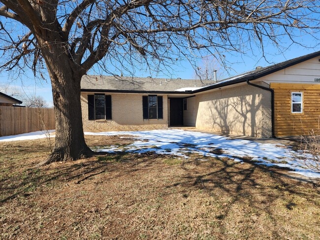 Photo - 1109 S Bouziden Dr