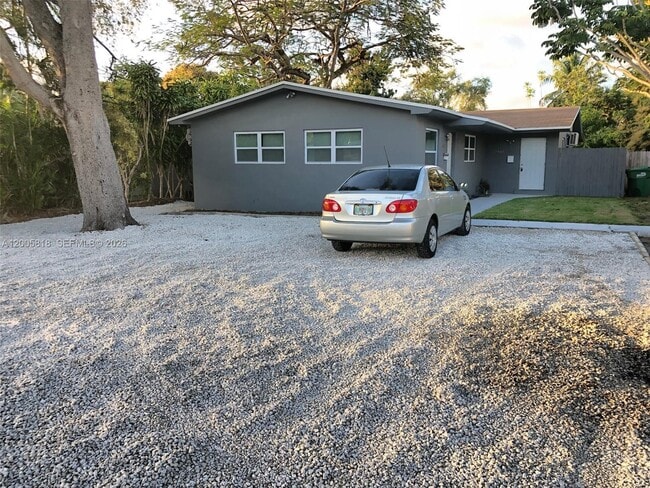 Building Photo - 2465 NE 183rd St Unit 0