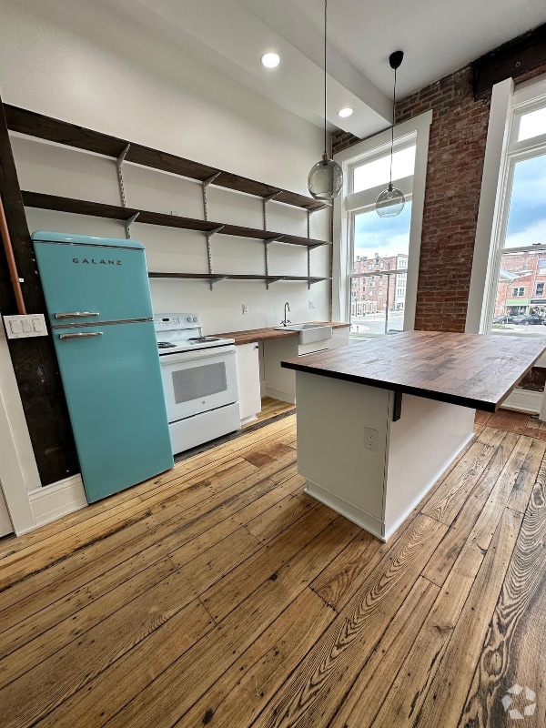 Building Photo - 37 Monument Sq Rental