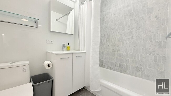 Photo - RIVERSIDE BOULEVARD GEM - BELOW MARKET STU... Unidad 607