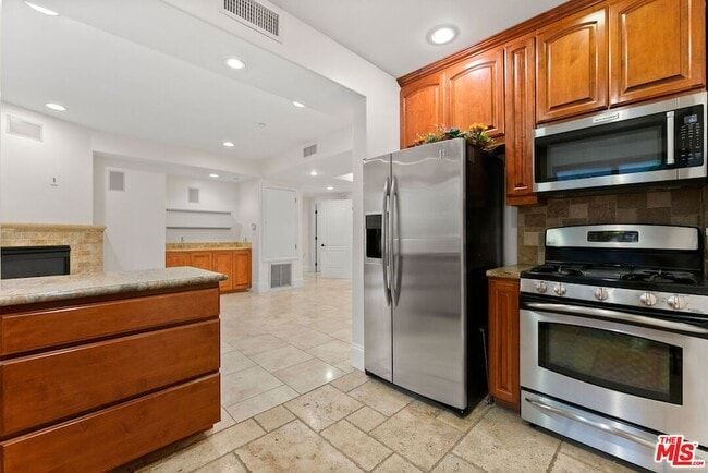 Building Photo - 16123 Sunset Blvd Unit 101