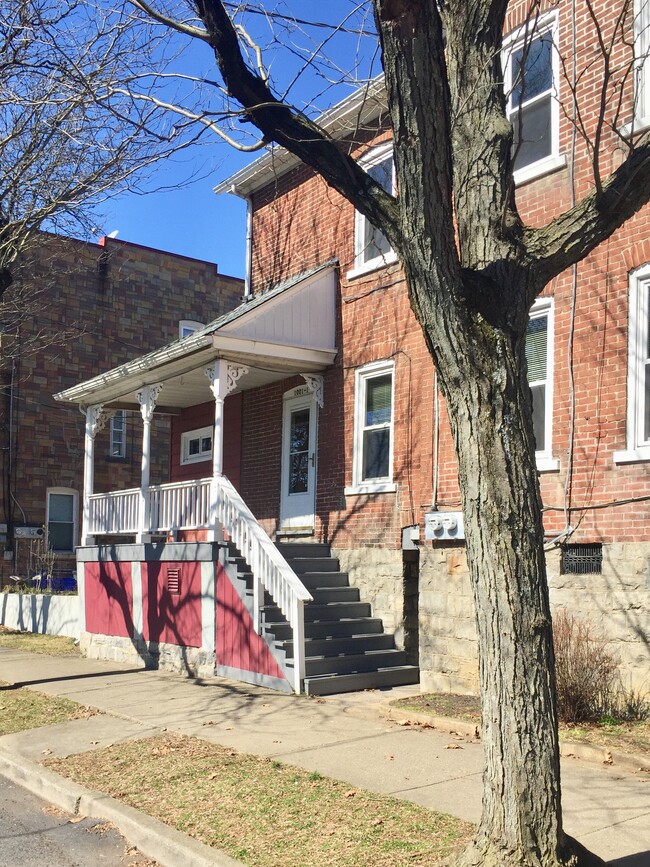 Side entry - 1001 Main St Unit 1001-1