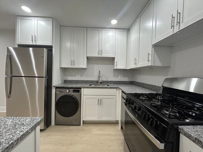 Building Photo - 696 Elm Pl Unit 3 Rental