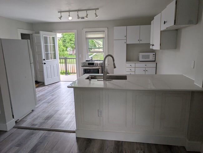 Building Photo - 2535 University Ave NE Unit 2