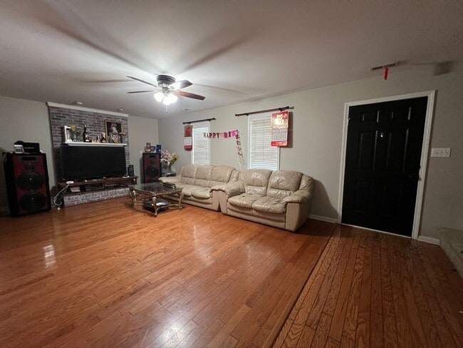 Photo - Charming Home in Country Club Hills – Idea...