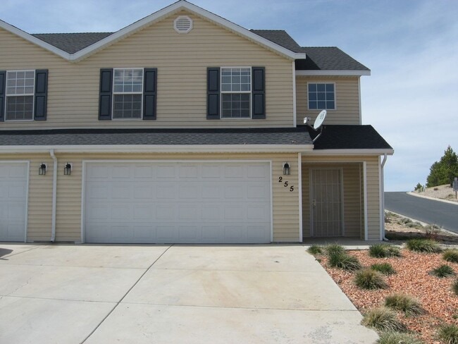 Spacious 2-Story Cedar City Duplex - Spacious 2-Story Cedar City Duplex Casa
