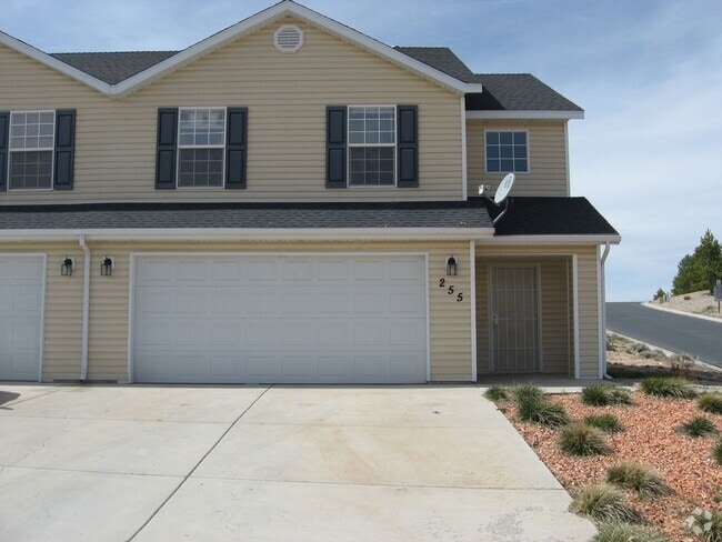 Building Photo - Spacious 2-Story Cedar City Duplex Rental
