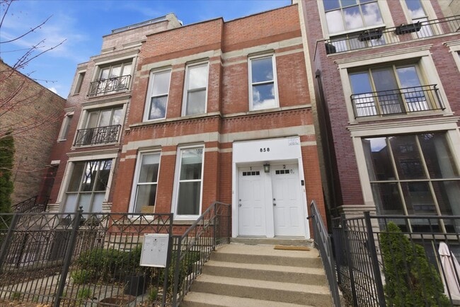 Building Photo - 858 N Paulina St