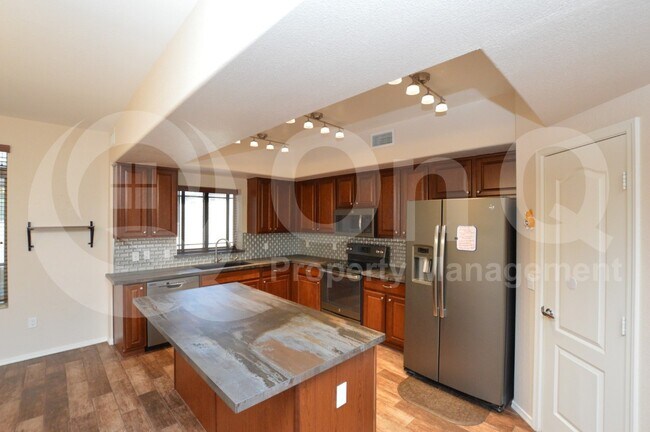 Photo - 2402 E 5th St