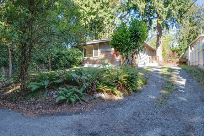 Building Photo - Charming House For Rent in Burien! Full Si...