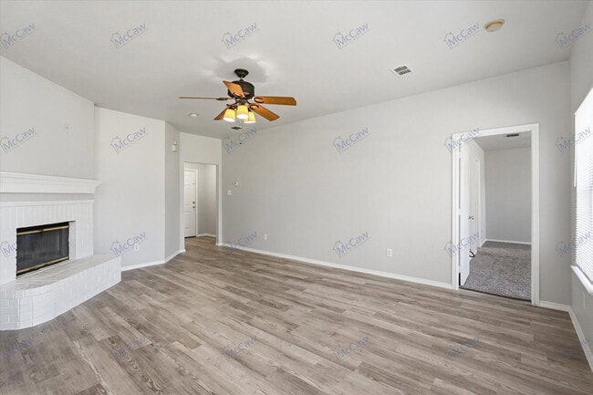 Photo - 412 Pin Oak Ln