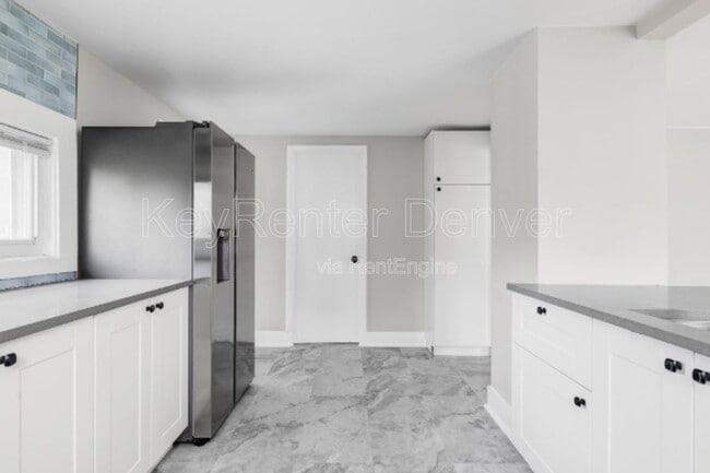 Photo - 3855 Cook St