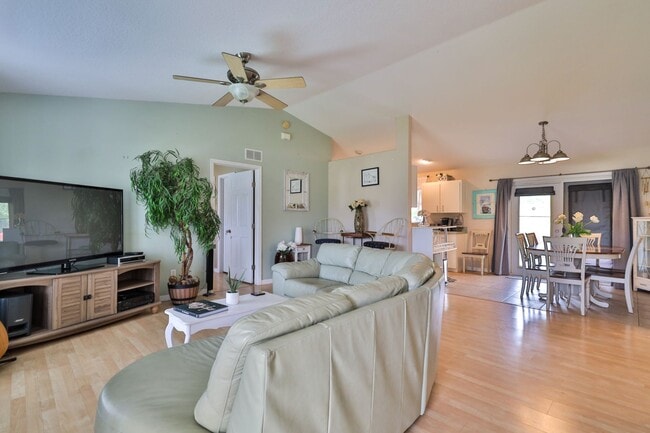 Building Photo - Furnished, Beautifully decorated 3 bedroom... Rental