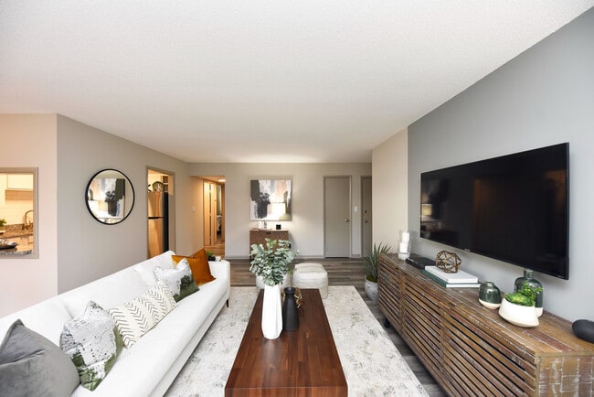Experimente la elegancia de esta moderna sala de estar, diseñada con estilo y comodidad en mente. - Edison at Meridian Hills