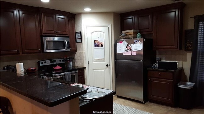 500 MacArthur St Unit Room 1