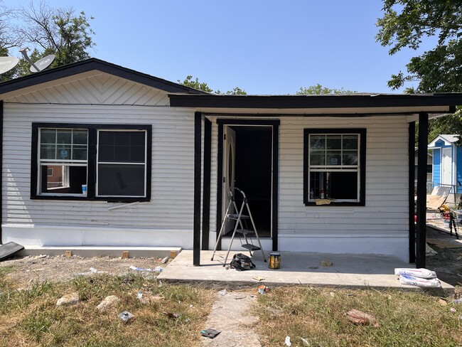 Building Photo - 323 Estrella St