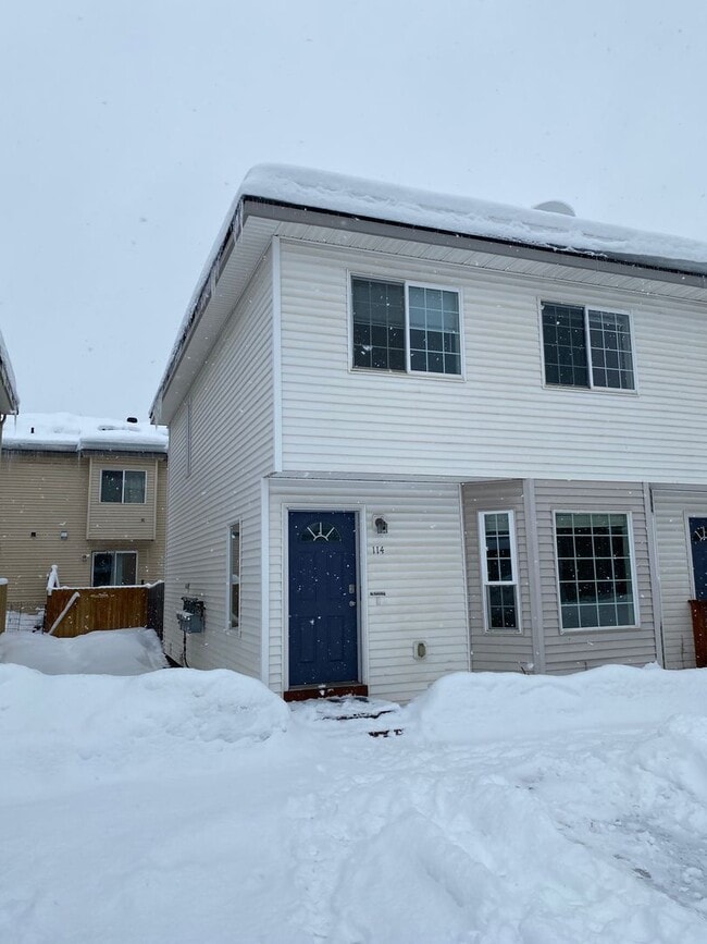 Building Photo - A lovely (3) bed, (2) bath end-unit townho... Rental