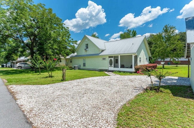 Photo - A spacious four bedroom, two and a half bathroom home located in the heart of the DeFuniak Spring...