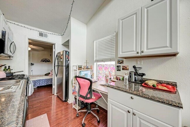 Photo - 1010 W 23rd St Unit 15