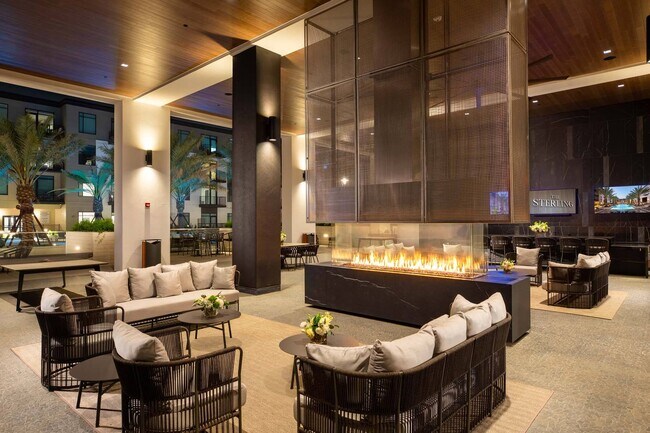 Relájese al aire libre con la comodidad de la chimenea y el descanso al aire libre en The Piazza - The Sterling at Regent Square