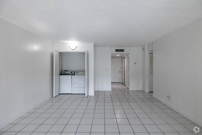 2 BR, 2 BA - 1,300SF