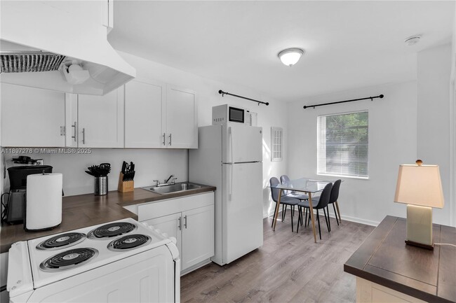 Photo - 925 SW 15th Ave Unit .