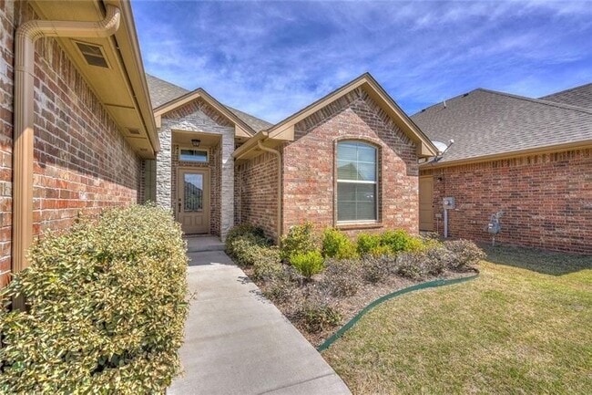 Building Photo - St James Park Home in Norman - Community Pool!  Available in April!