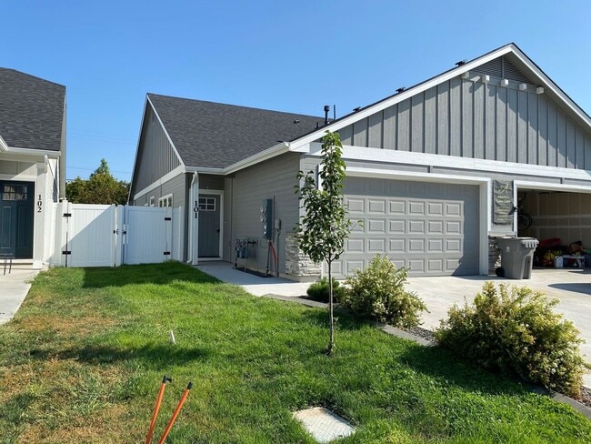 Building Photo - Newer Townhome