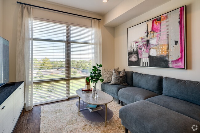 1BR, 1BA - 748SF