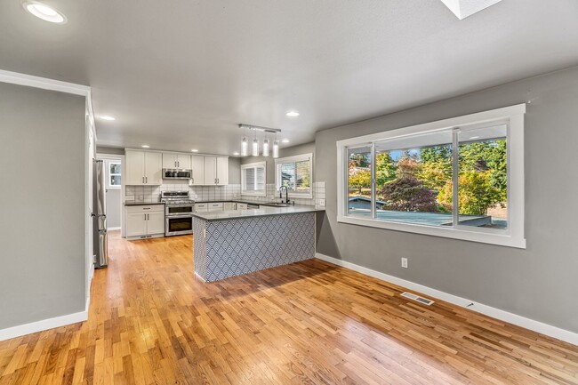 4 Bedroom Shoreline House For Rent! -6 Mon... - 4 Bedroom Shoreline House For Rent! -6 Mon...