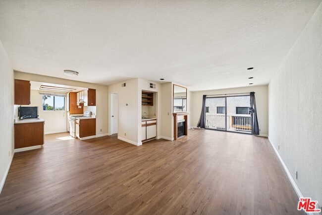 Building Photo - 1519 N Martel Ave Unit 305