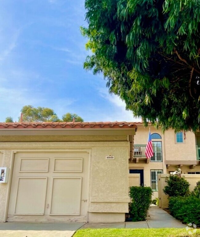 Building Photo - Spacious 3 Bedroom 2.5 Bath Townhouse in C...