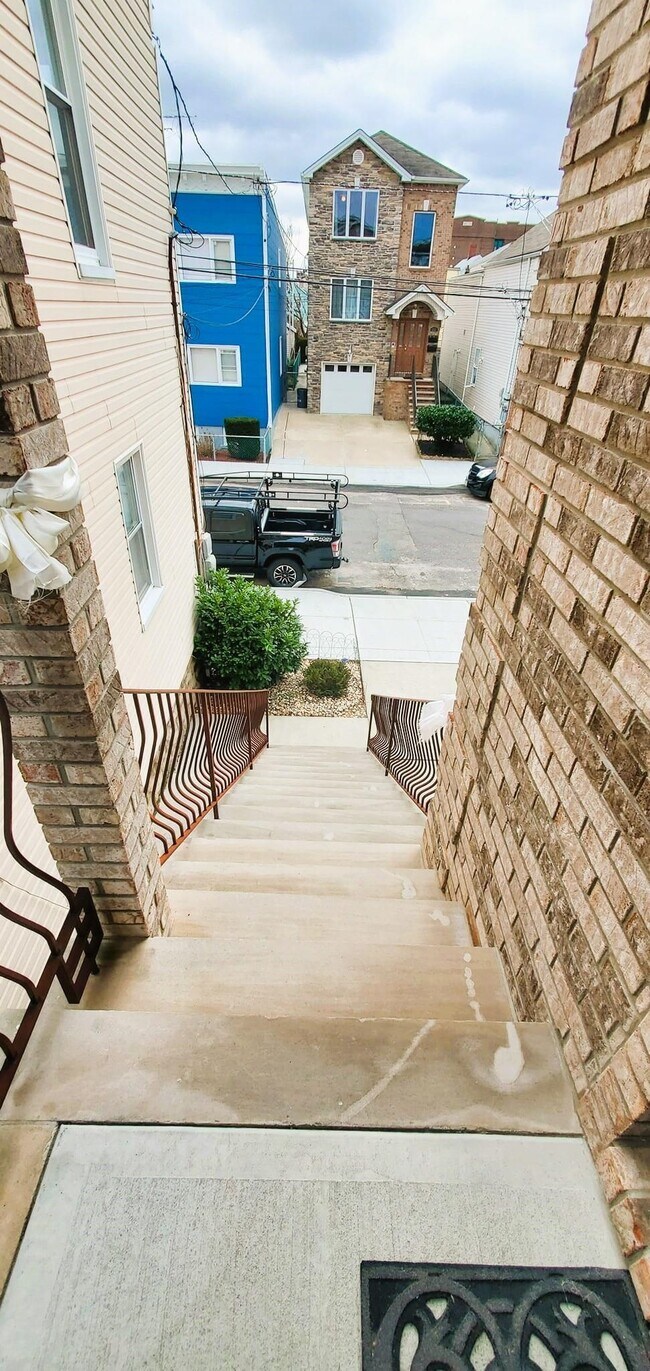 Photo - 220 WILLIAM St