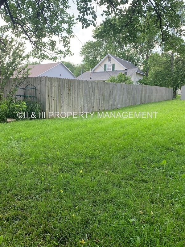 Photo - 633 S Elm St