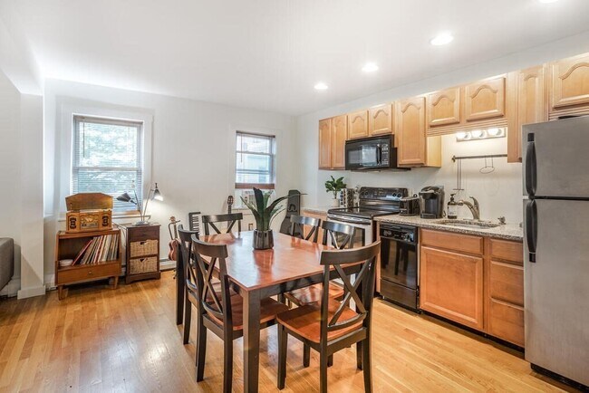 Building Photo - 683 E 2nd St Unit #2 Rental
