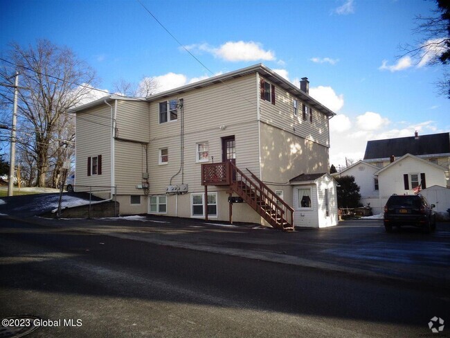 Building Photo - 142 Old Loudon Rd Unit 1st Flr south Rental