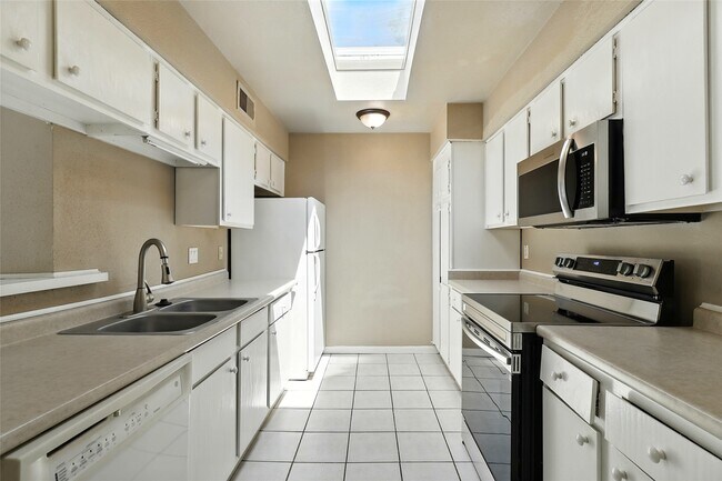 Building Photo - 9809 Richmond Ave. Unit G15 Rental