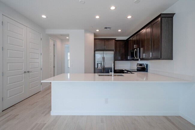 Building Photo - Special Offer: Get 4 Weeks FREE Rent When ... Rental