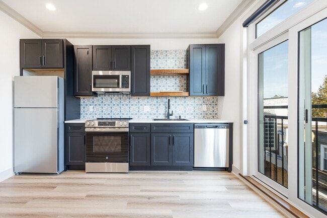 Building Photo - Modern 1-Bedroom Apartment for Rent – N 33... Unit E (3rd Floor Rear)