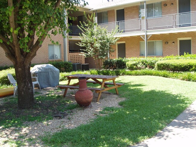 Patio trasero - 6205 Oram St