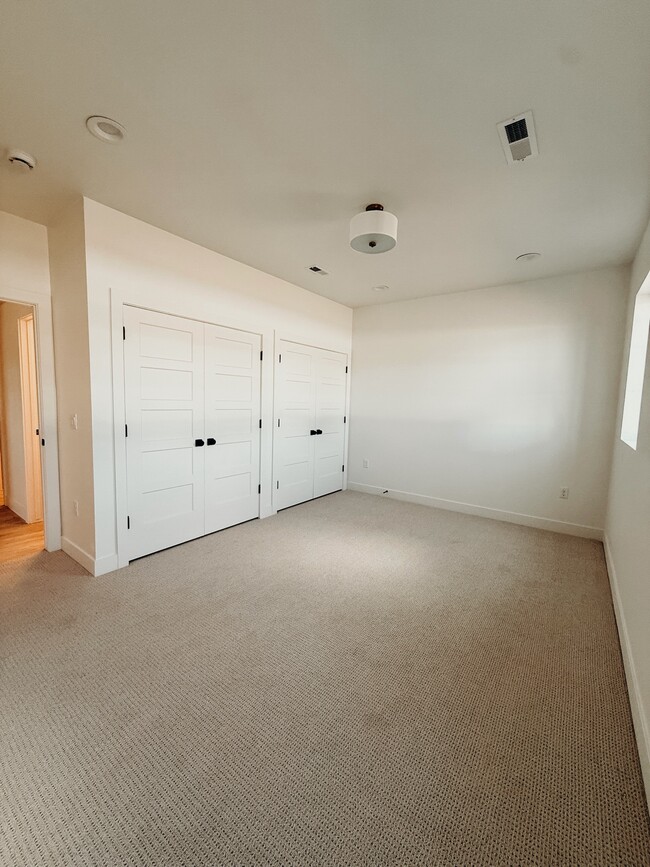 Photo - 1146 S Lauren Ln Unidad Cozy Daylight Basement
