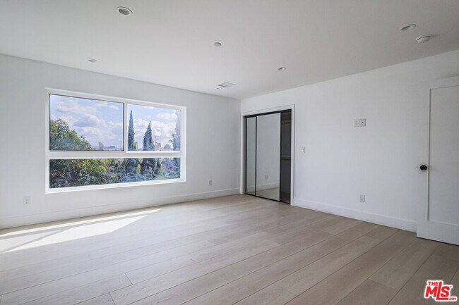 Photo - 11812 Gilmore St