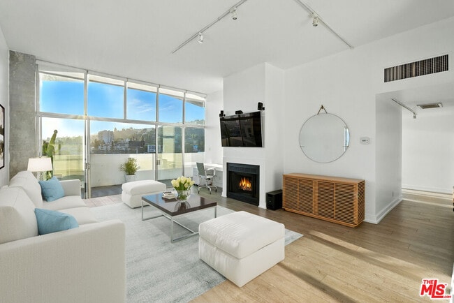 Building Photo - 1155 N La Cienega Blvd Unit PH5 Rental