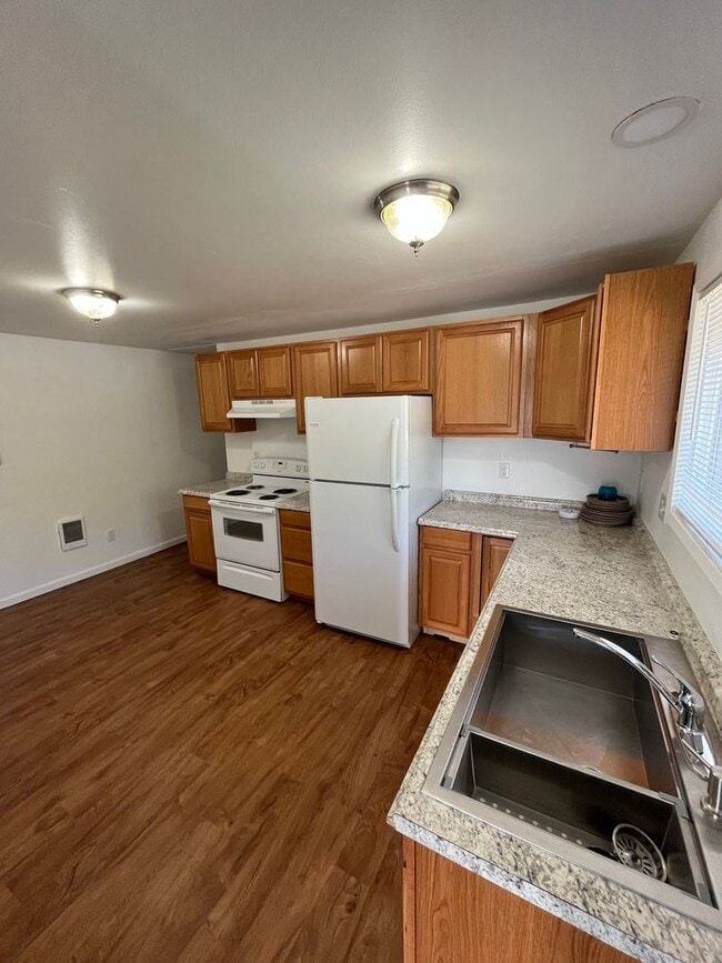 557-559 E Broad Ave Owner Selling
