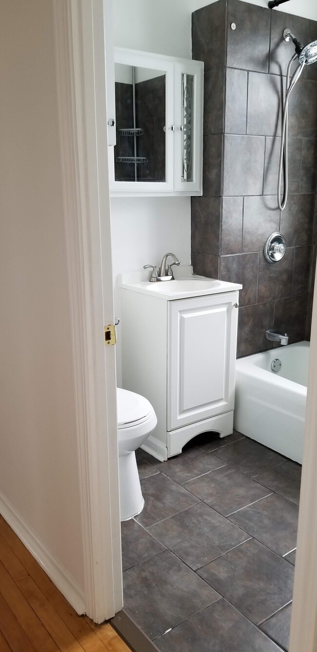 Building Photo - 4417 N Keokuk Ave Unit 2nd floor